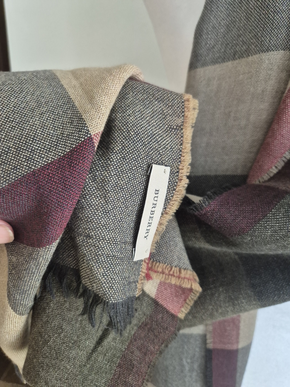 Burberry Cashmere Oversize Scarf in Beige, Gray & Burgundy - Picture 3 of 3